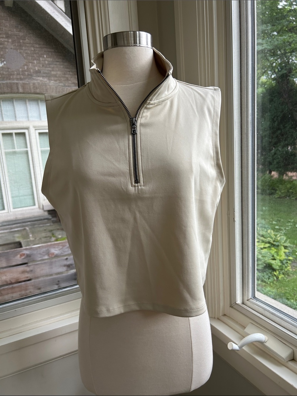 Cropped sleeveless top Large